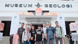 Berfoto bersama kompasianers bandung, communication officer PT Freport Indonesia dan Marcom Kompasiana di depan museum geologi bandung (dokpri)