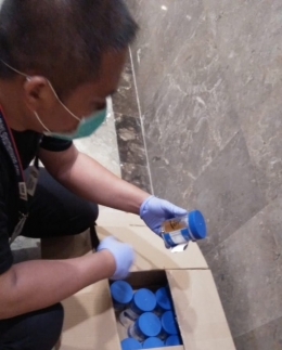 Deskripsi : Tenaga Kesehatan RSKO melaksanakan pemeriksaan sampel urine I sumber foto : dokpri RSKO