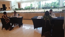 Deskripsi : tim dokter RSKO Jakarta sedang melaksanakan wawancara kepada calon TKHI I Sumber foto : dokpri
