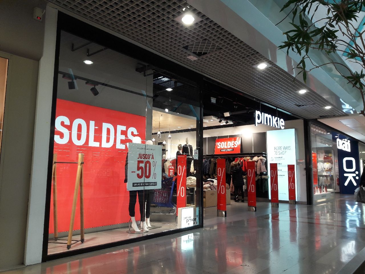 Wajah Sales Musim Dingin di Prancis 