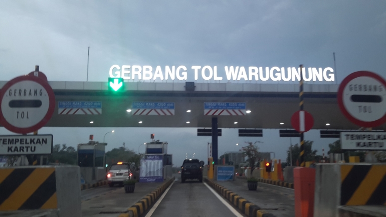 Gerbang masuk Surabaya, lebih 700 km dari Jakarta (dok pribadi)
