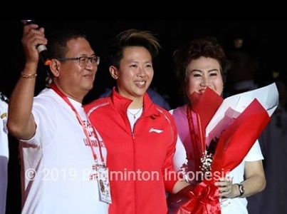 Liliyana Natsir bersama kedua orang tuanya. Foto: PBSI