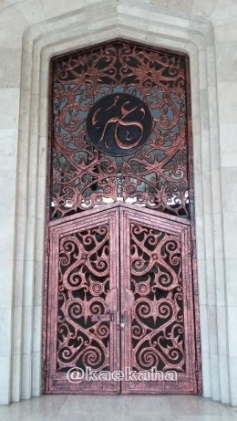 Desain unik pintu utama Masjid Sabilal Muhtadin dengan Motif Dayak (Foto: @kaekaha)