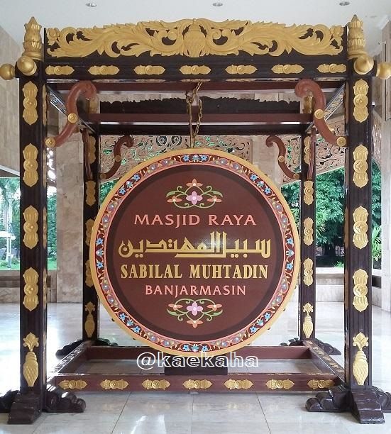 Bedug hias dengan name tag Masjid Sabilal Muhtadin, Banjarmasin (Foto: @kaekaha)