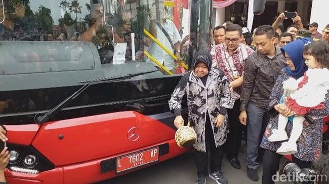 Peluncuran tahap kedua Suroboyo Bus oleh Walikota Tri Rismaharini. Foto. @detik.com