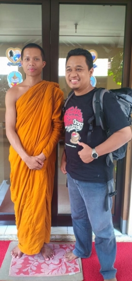 Frater Leo Purnanto bersama seorang Bhikkhu