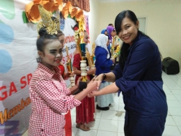 Dina Maulida saat menerima Piala Juara Favorit 1 Lomba Tari Tradisional Tunggal (Foto: Sri Nurhaeni)