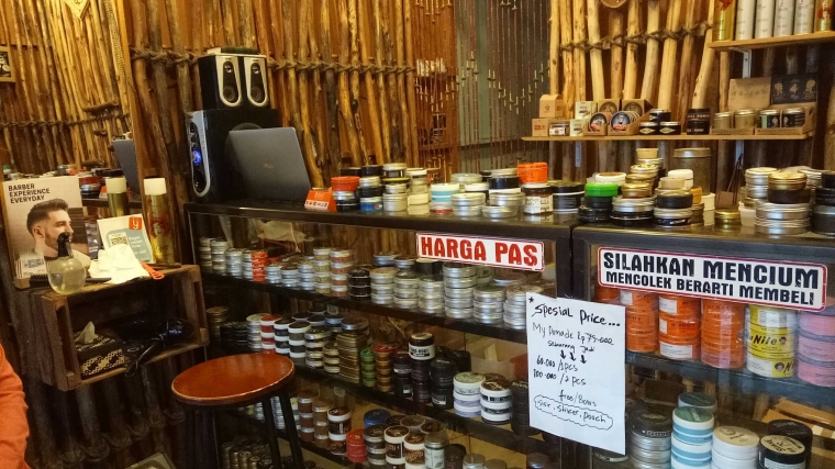 Etalase produk pomade yang tersedia dan siap dipasarkan (dokumentasi pribadi)