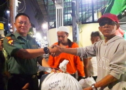Bapak Sudradjat, 37 Medan 1 sedang menyerahkan bantuan bagi korban kebakaran Tomang