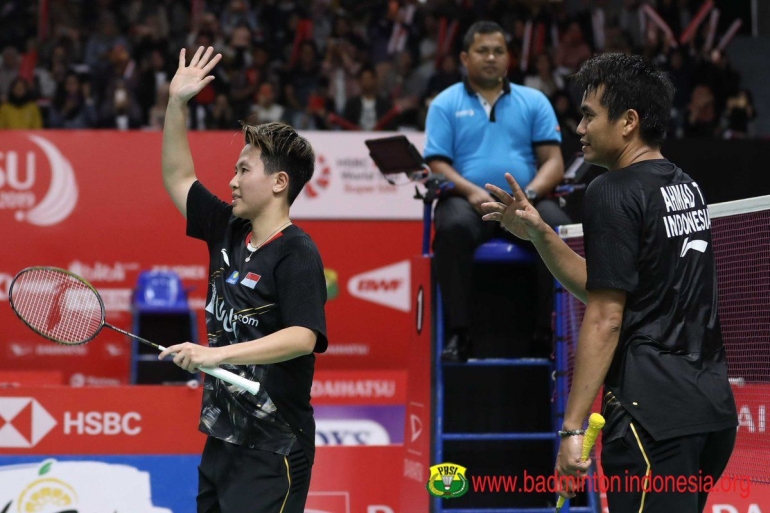 Liliyana Natsir, berpamitan dari lapangan bulutangkis/Foto: Twitter Badminton Ina