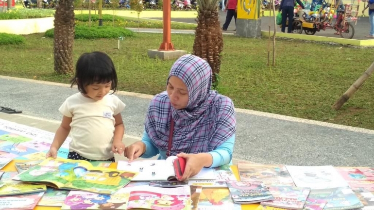 Seorang Ibu sedang membacakan buku untuk anaknya. *Dokumen Pribadi Ahmad Agus Prasojo