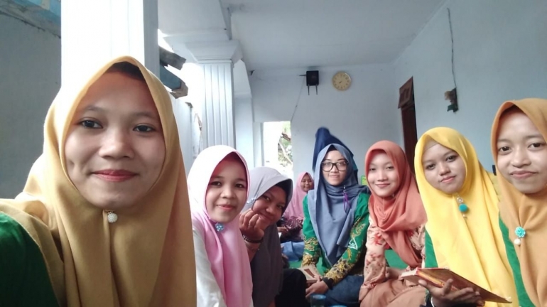 Dari kiri: Ida, Zahro', Eka, Lailis, Luluk, Cholim, Rika saat menghadiri Rutinan Ranting Dadapan di Masjid At Taqwa Sumberjo (27/01/19)| Foto: Ida 