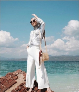 Outfit untuk ke Pantai Khusus Hijabers (www.instagram.com/ameliaelle)