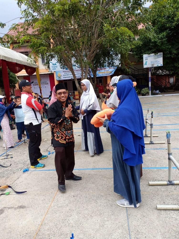 Penyerahan Cendera Mata Buat Peserta Emak-emak (Foto: Dokumen Pribadi)