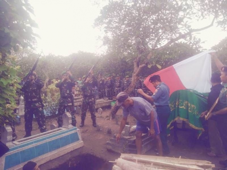 Tembakan Salvo Mengiringi Prosesi Pemakaman Almarhum Veteran Pejuang Kemerdekaan