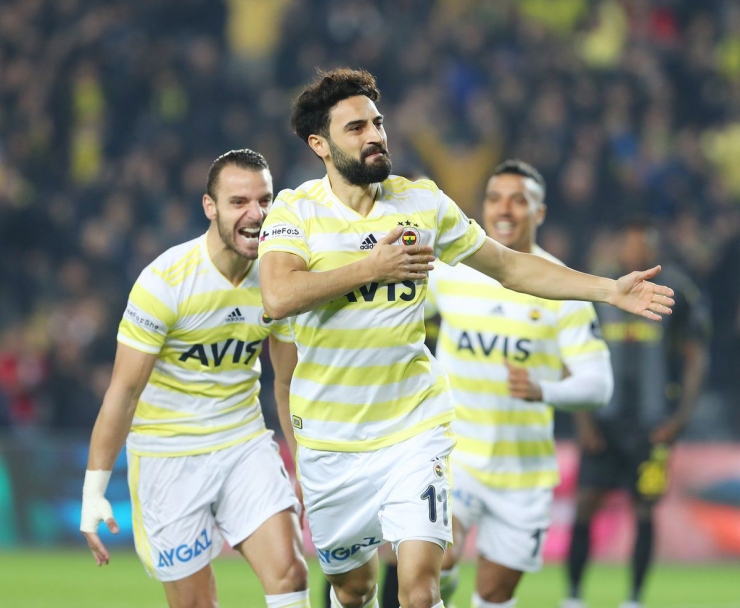 Mehmet Ekici merayakan gol