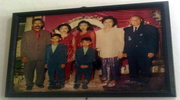 Jadul 90-an: papi, mami ,daku, kakak, suami kakak dan kedua anaknya _ dokpri
