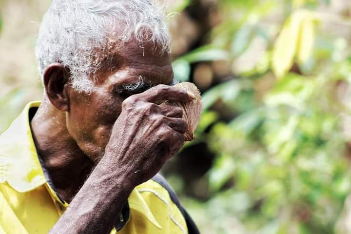 minum tuak kelapa (Foto: FB/Evin Johanes)