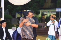 RD Mikail Endro Susanto menyambut kedatangan ketua MUI Kota Bogor dengan pelukan hangat. Foto: Aloisius Johnsis