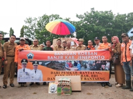 Penyerahan bantuan dari Pemkab Bantaeng oleh Bupati Bantaeng diterima Bupati Jeneponto (tengah) di Posko Induk Bencana Jeneponto (29/01/2019).