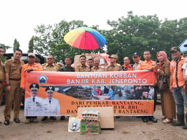Penyerahan bantuan dari Pemkab Bantaeng oleh Bupati Bantaeng diterima Bupati Jeneponto (tengah) di Posko Induk Bencana Jeneponto (29/01/2019).