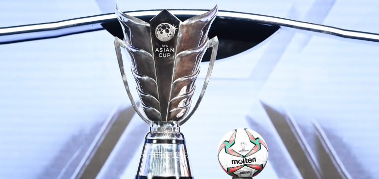 Trofi dan bola resmi Piala Asia 2019. Foxsportsasia.com