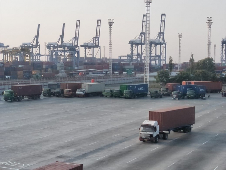 Kegiatan di Pelabuhan Peti Kemas JICT (sumber: SP JICT)