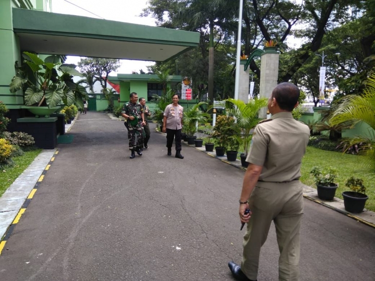 Saat sedang bertugas di Makorem 052/WKR, Danramil 03/GP dikunjungi Camat Palmerah dan Kapolsek Palmerah. Dokpri