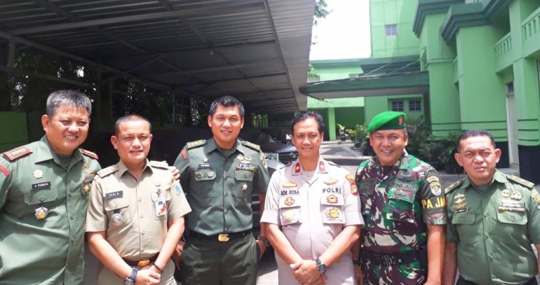 Tiga Pilar Kecamatan Palmerah berfoto bersama Danrem 052/WKR Kolonel Kav. Agustinus Purboyo, S.IP (paling kiri). Dokpri