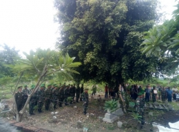 Prosesi Pemakaman Veteran Pembela Kemerdekaan Di TPU Desa Mojowatesrejo