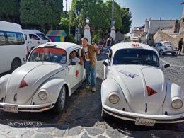 Di antara dua Taksi VW Kodok di Taxco / Foto Aris Heru Utomo