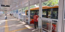 Sebagai angkutan massal dengan penumpang yang sebanyak layanan metro, halte BRT perlu didesain besar untuk kenyamanan pergerakan penumpang | Sumber foto: nasional.kompas.com