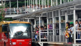 Antusias penumpang menunggu Transjakarta saat pertama diluncurkan | TEMPO/Dasril Roszandi
