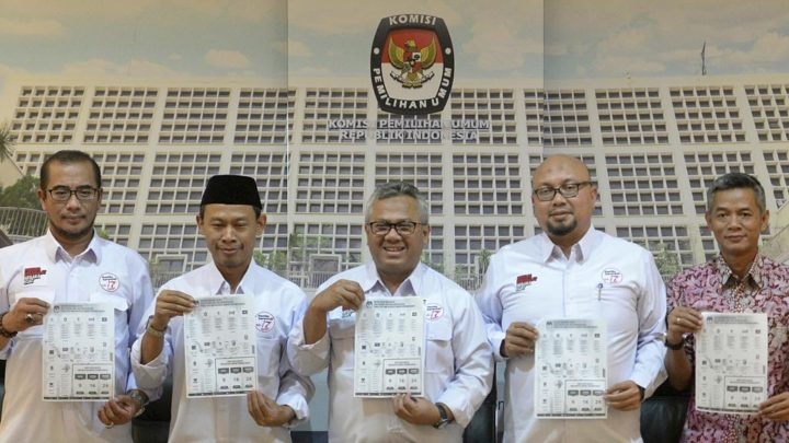 Ketua dan komisioner Komisi Pemilihan Umum (KPU) mengumumkan nama-nama caleg mantan narapidana di Media Center KPU Jakarta, Rabu (30/1/2019). KOMPAS/WAWAN H PRABOWO