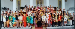 Ket.: Raja Lamahala (Suku Selolong) Adnan Sengaji (baju hitam di belakang Jokowi) berpose bersama Presiden Jokowi dan Para Raja se-Nusantara saat Pertemuan Raja se-Nusantara di Istana Negara (04/01/2018). Sumber:radarpekalongan.com.