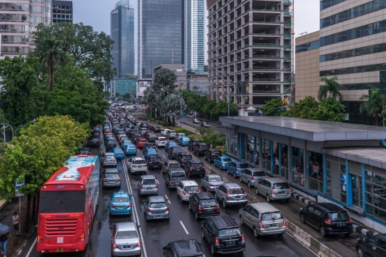 Jalur Transjakarta yang disesaki kendaraan pribadi | sumber foto: twitter.com/adb_hq