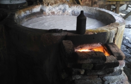 Proses perebusan kedelai masih dilakukan dengan cara tradisional, yakni menggunakan kayu bakar (foto: Luana Yunaneva)