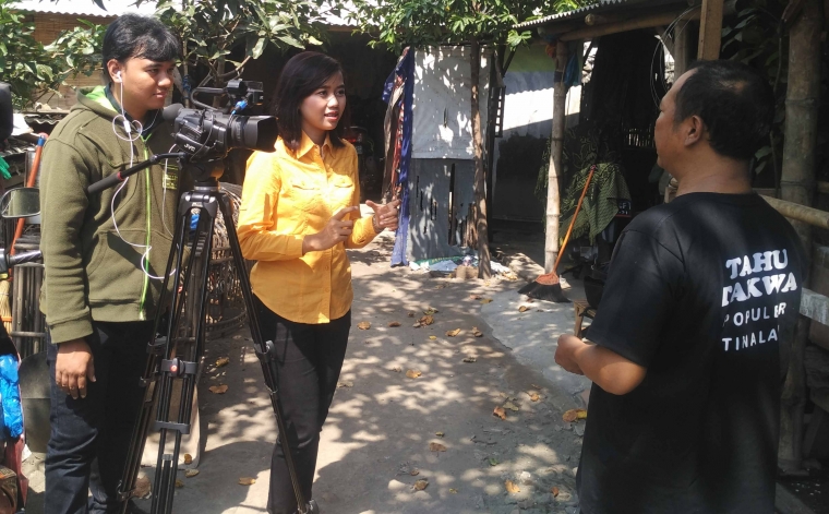 Di balik layar proses peliputan produksi tahu takwa khas Kediri (foto: Luana Yunaneva)