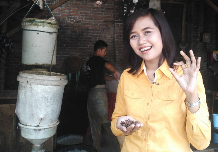 Dari proses peliputan ini, saya baru mengetahui bahwa aroma harum pada tahu kuning berasal dari bunga pekak kering ini (foto: Luana Yunaneva)