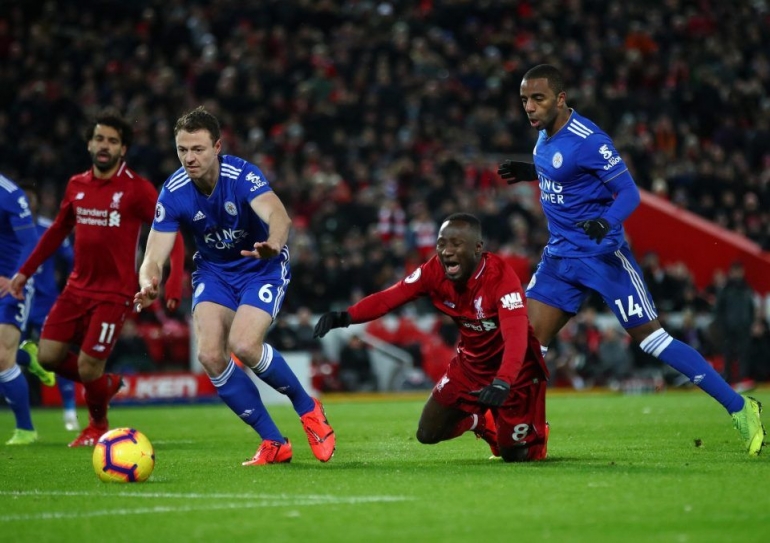 Naby Keita dilanggar di area penalti (Foto Thesun.co.uk)