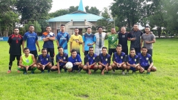 SMASSTRA Oepoi Angkatan XXIII dan Pemain Inti Sepak Bola SMASTRA Oepoi. Sumber Foto: Mantho Bulumanu