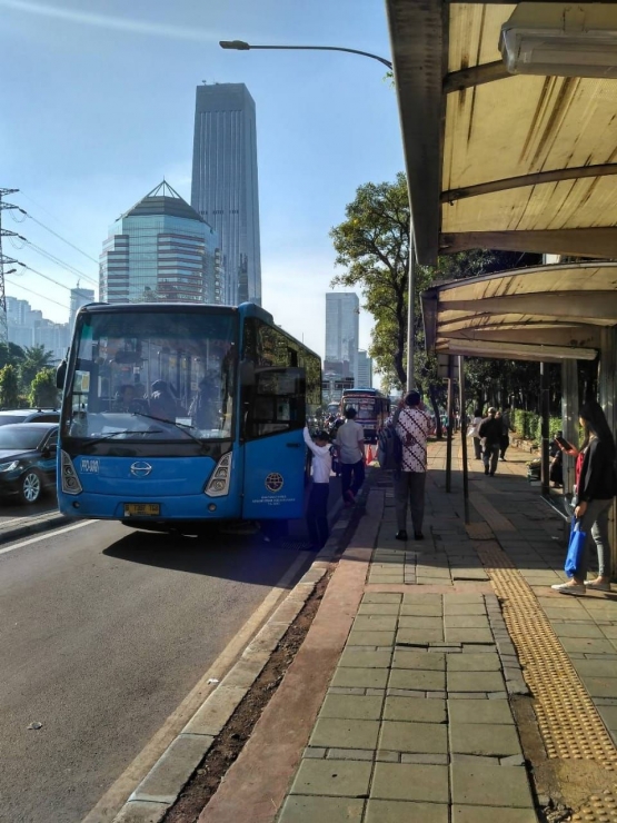 Layanan Transjakarta non BRT di halte Komdak Semanggi (Dokumentasi pribadi)