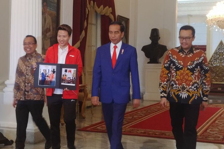 Atlet bulu tangkis Lilyana Natsir bertemu dengan Presiden Joko Widodo di Istana Merdeka, Jakarta, Selasa (29/1/2019). Lilyana yang baru saja memutuskan untuk pensiun pamitan ke Jokowi. (KOMPAS.com/Ihsanuddin) 