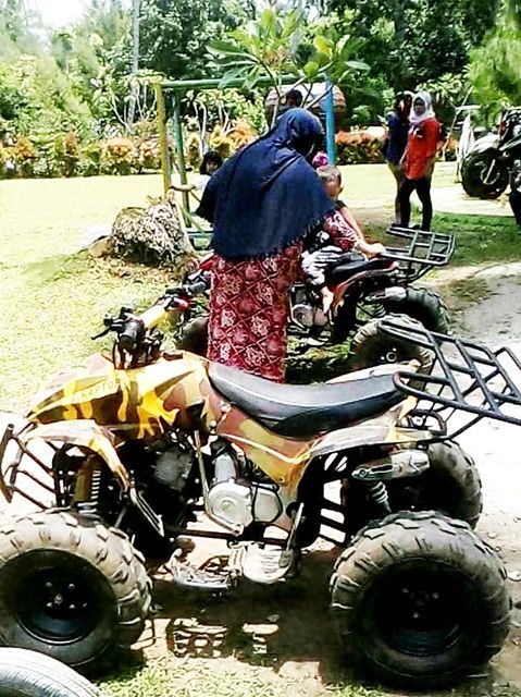 menemani anaknya bermain ATP (dokpri)