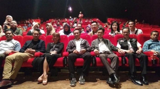 Imam Nahrawi lagi di bioskop, duduk di tengah (tribunnews.com)