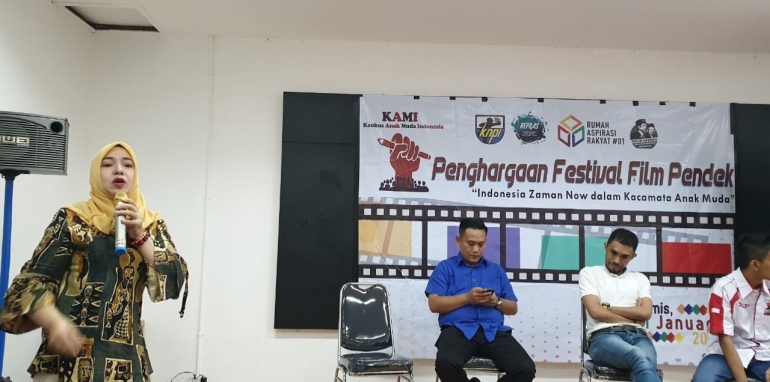 Ibu Naila Al Jufri dari Kantor Rumah Aspirasi Rakyat 01 Jokowi-Amin memberikan hadiah dan penghargaan kepada pemenang Festival Film Pendek 2018 di Rumah Aspirasi Rakyat 01 Jokowi-Amin, Kamis (31/01/2019). Foto: BP/dok.