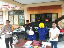 Kapolres Bantaeng (kiri) saat Konferensi Pers di Mapolres Bantaeng terkait pengungkapan aksi pembobolan ATM (29/01/2019).