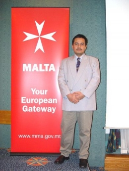 Gambar: Pas Acara di Malta dengan standing banner kampanye Malta sebagai pintu gerbang Eropa