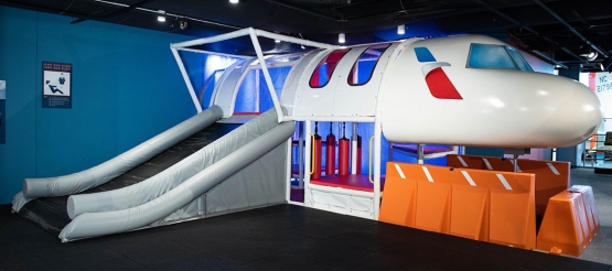 Ruang interaktif dan simulai untuk evakuasi penumpang pesawat, jika harus keluar dari pesawat | crsmithmuseum.org
