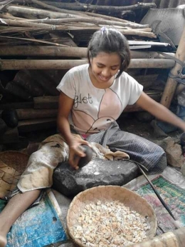 Proses penempaan biji-biji jagung menjadi pipih (FB Jagung Titi Online)